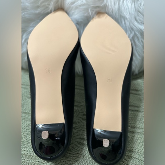 Audrey Collection Black Pointed Toe Heels - Picture 6 of 6